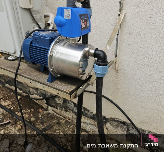 משאבת מים כחולה עם צינורות מחוברים